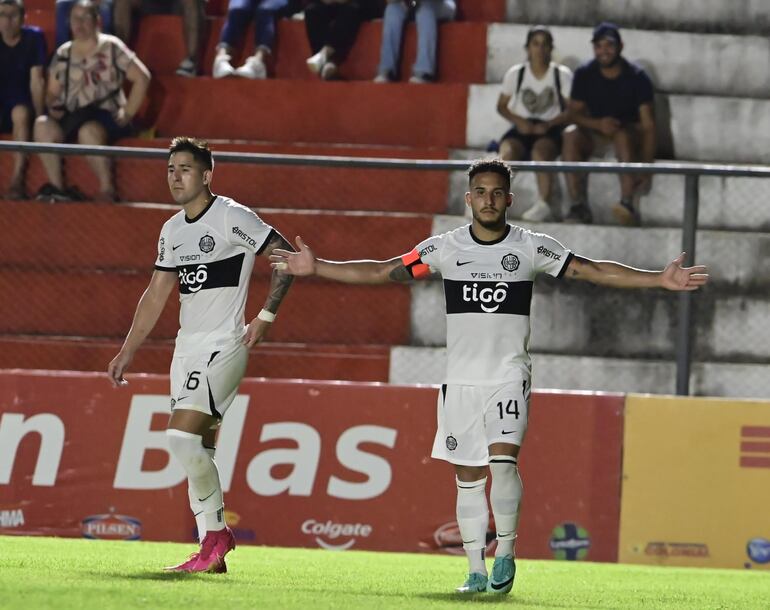 Fernando Cardozo, jugador de Olimpia, celebra su gol ante General Caballero JLM.