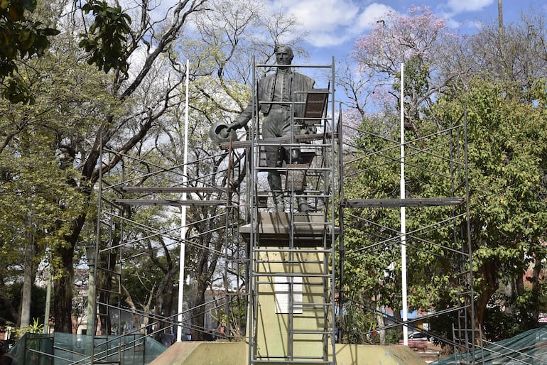 Ya se pueden ver las vallas alrededor de la estatua de Artigas.