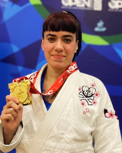 Pamela Carolina Bóveda Aguirre (8/10/1988) se ganó la medalla dorada en Brazilian Jiu-Jitsu, en Chicago, EE.UU.