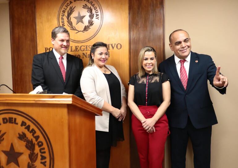 Los senadores Natalicio Chase, Zenaida Delgado, Lizarella Valiente y Basilio Núñez durante la conferencia de prensa donde anunciaron que Delgado se suma oficialmente a bancada oficialista del Partido Colorado en el Senado.