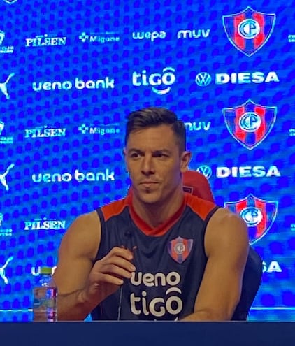 El jugador de Cerro Porteño, Diego Churín, durante la conferencia de prensa.