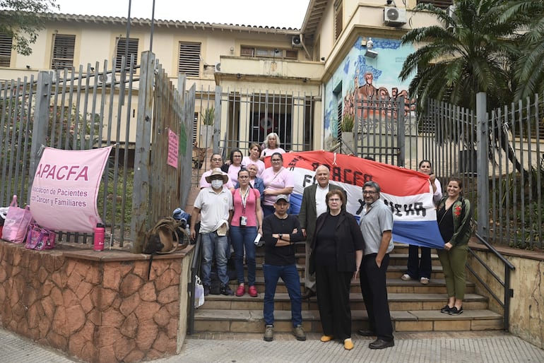 Pacientes del Incan se manifiestan desde temprano frente al Ministerio de Salud, en contra del nombramiento del doctor Nick Ocampos y exigiendo la renuncia de la ministra de Salud, María Teresa Barán.