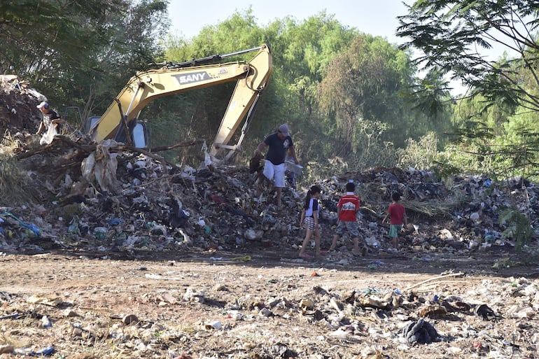 La Municipalidad realizó trabajos de retiro de una inmensa cantidad de basura que se acumularon en el banco San Miguel.