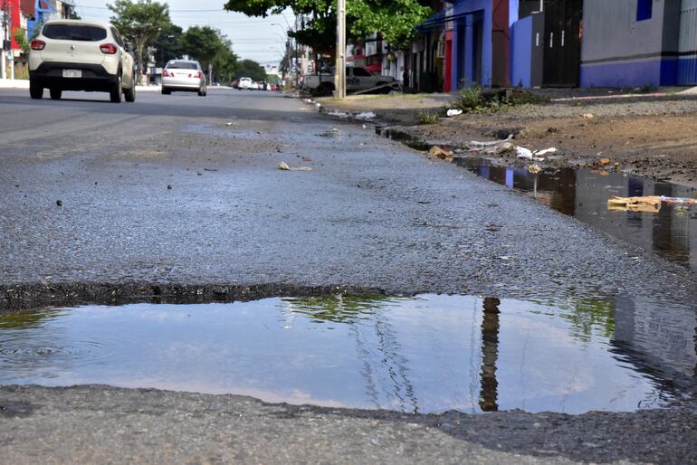 Caños rotos finalmente fueron arreglados en la avenida Eusebio Ayala, entrada a Asunción. Sin embargo, el daño ya está hecho en el asfalto, que era bastante nuevo.