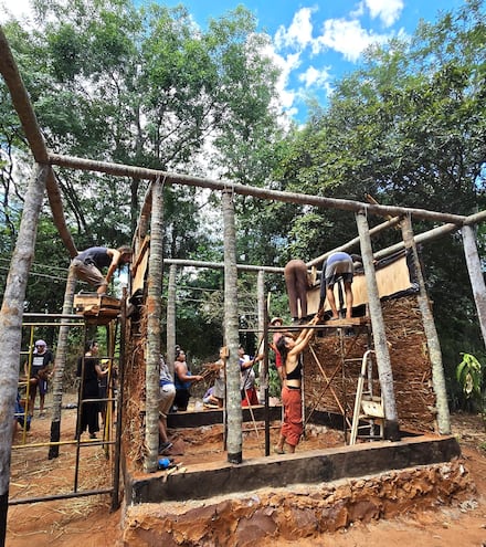 Jóvenes se capacitan en técnicas ancestrales para la construcción de paredes a base de paja y barro.