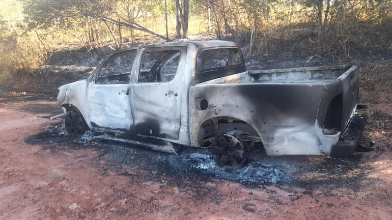 Una camioneta Toyota Hilux fue encontrada totalmente incinerada.