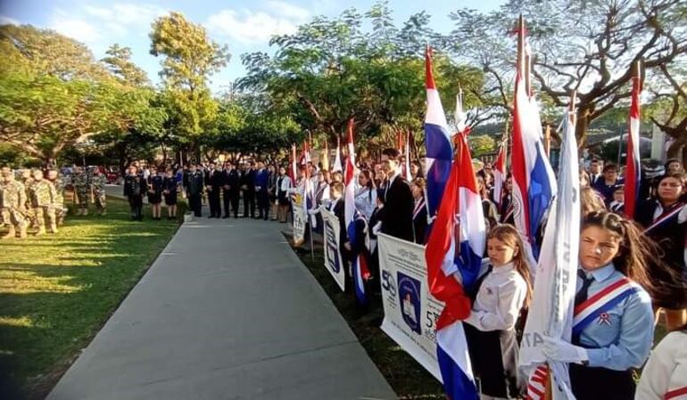 Estudiantes, militares y efectivos policiales rindieron homenaje a los héroes del Chaco.