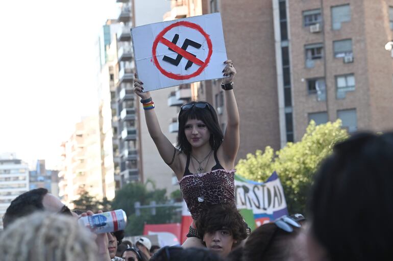 Personas se manifiestan durante una marcha convocada por colectivos LGTBI+ argentinos. 