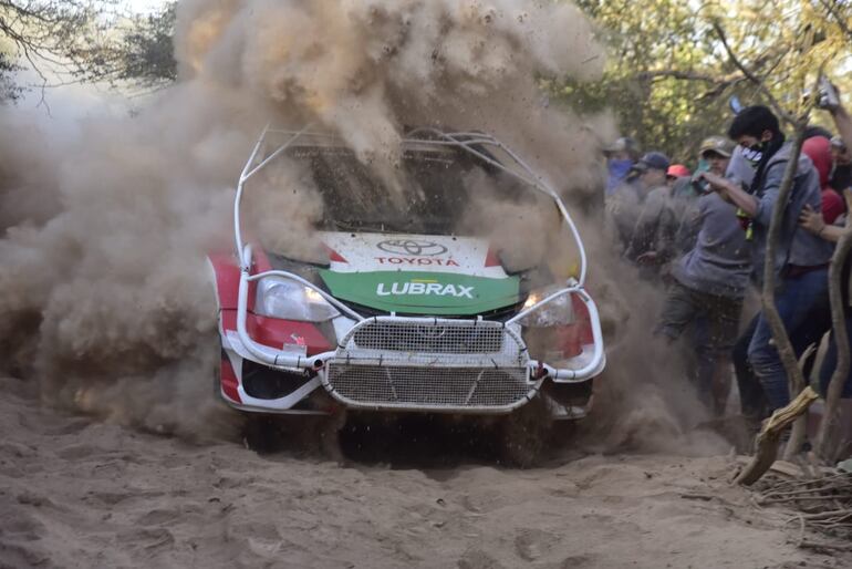 El Toyota Etios R5 de Alejandro Galanti en la Etapa 3 del Rally del Chaco 2023.