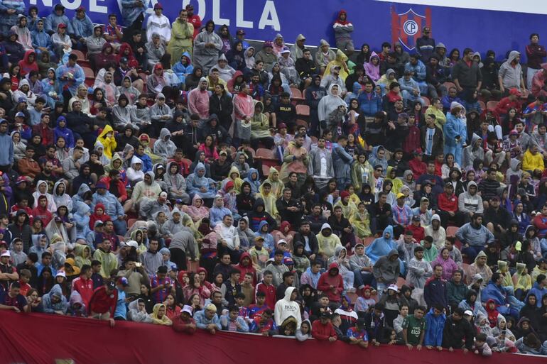 Los hinchas de Cerro Porteño en La Nueva Olla para el superclásico con Olimpia por la fecha 17 del torneo Apertura 2024 del fútbol paraguayo.