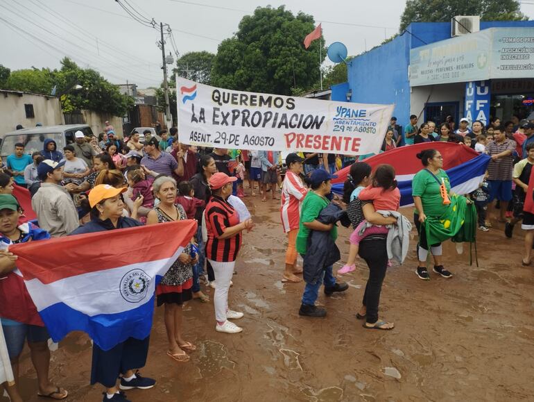 Manifestantes de un asentamiento de Ypané protestaron a metros de la Ruta PY01.