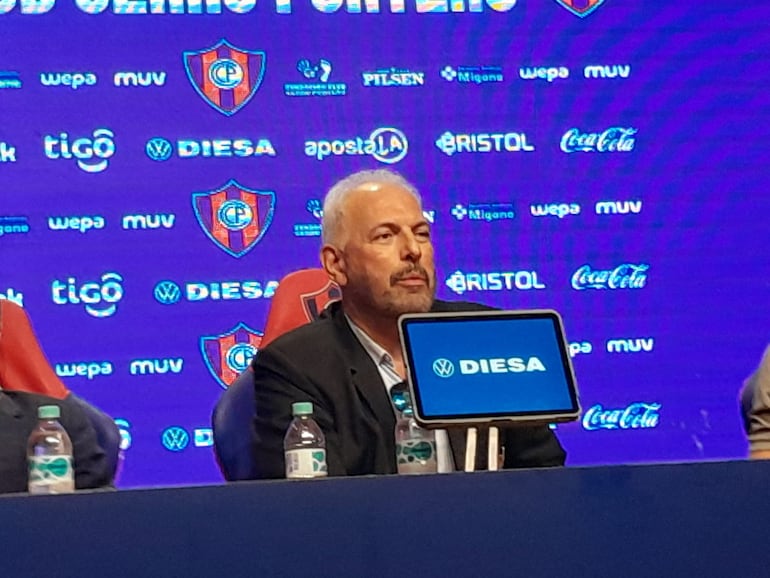 Juan José Zapag, presidente de Cerro Porteño, en la conferencia de presentado de Diego Martínez en el estadio La Nueva Olla, en Asunción, Paraguay.