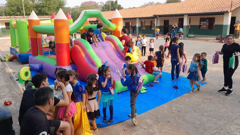 Alumnos de la escuela Puerta del Sol de San Antonio disfrutaron su día.