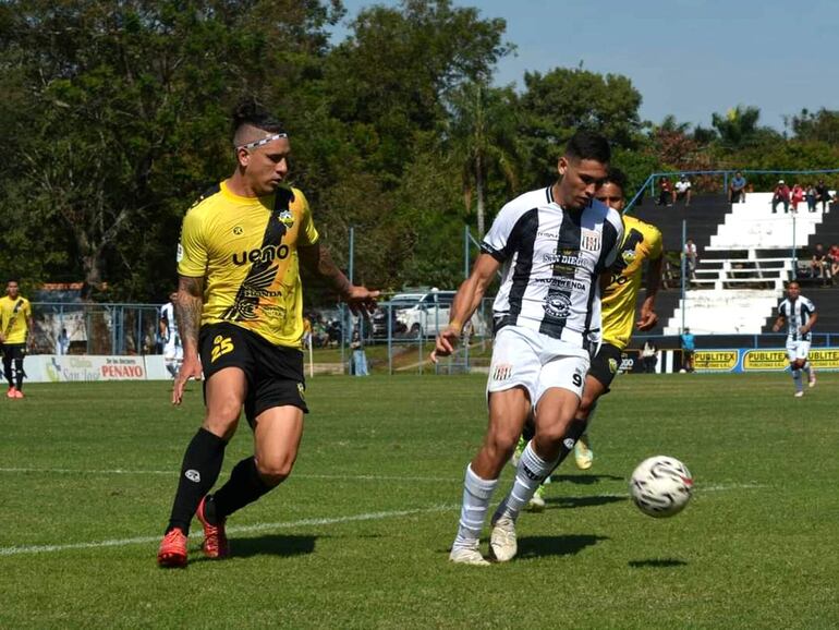 El delantero Roland Escobar domina ante la marca de Gustavo Villamayor. (Foto: APF)