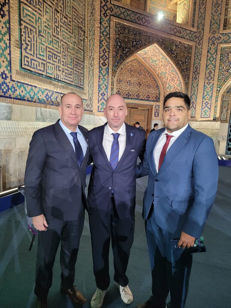 En Uzbekistán, José Luis Alder (i), Jaime Yarza director de competiciones de la FIFA y el DT Carlos Chilavert.