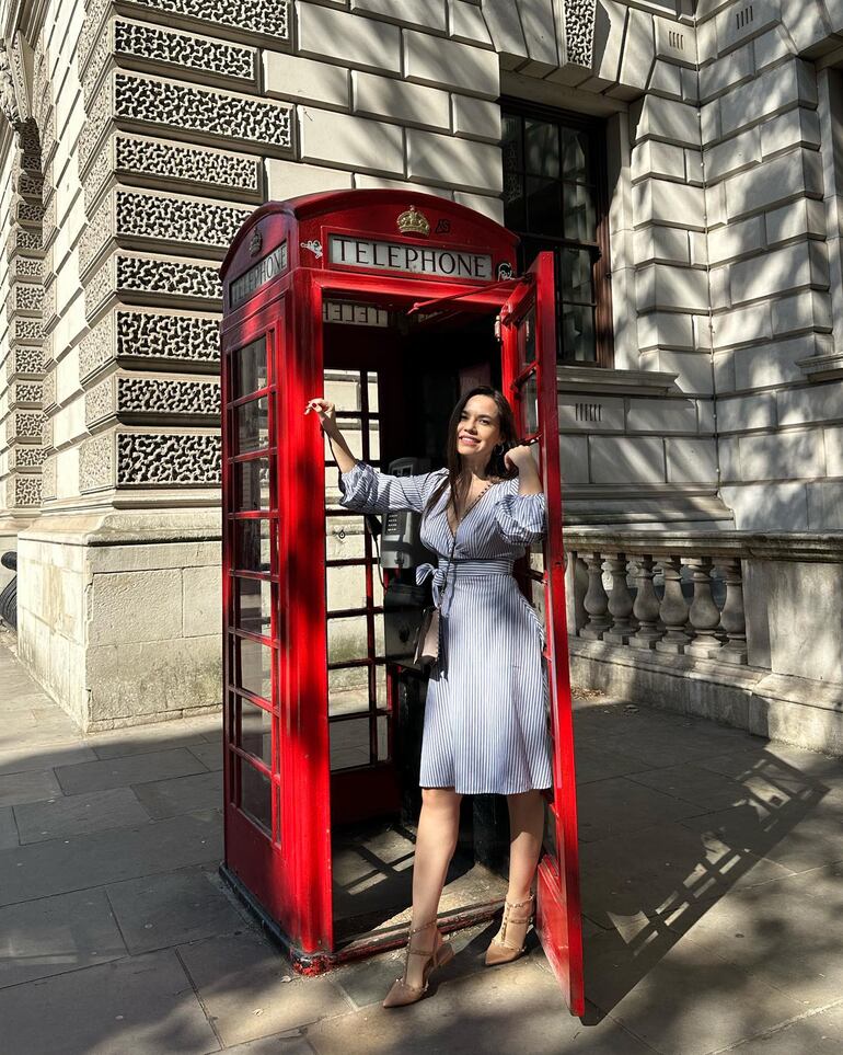 ¡Feliz en Londres! Meli Quiñónez posando en una mítica cabina telefónica.
(Instagram/Melissa Quiñónez)