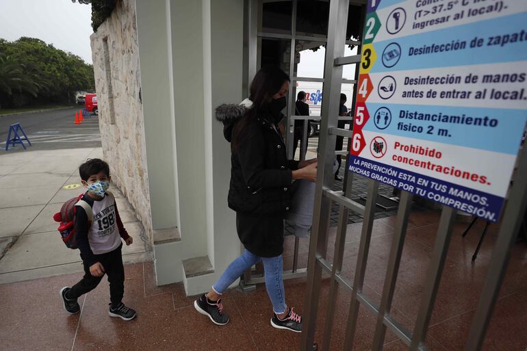 Un niño ingresa al colegio privado Cambridge, en Lima (Perú). (EFE, archivo)