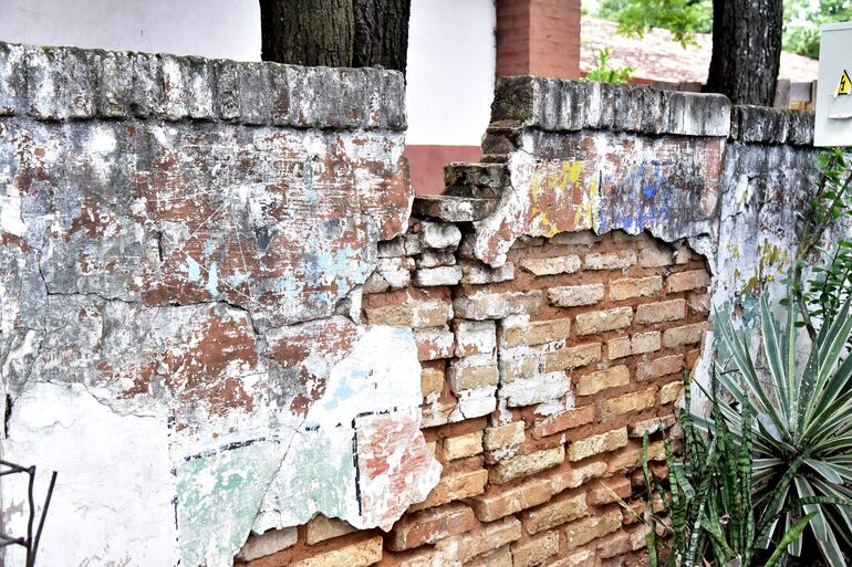 La muralla está a punto de caer en la escuela Blas Garay, del barrio Hipódromo de Asunción.