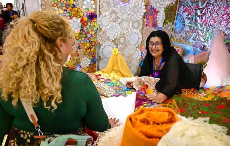 Tejedora de ñandutí en el stand paraguayo en la Feria Tricontinental de Artesanía.