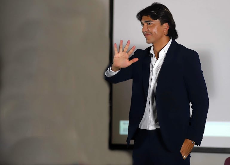 Marcelo Moreno Martins, delantero de la selección boliviana de fútbol, participa durante una conferencia de prensa, en Santa Cruz, Bolivia.