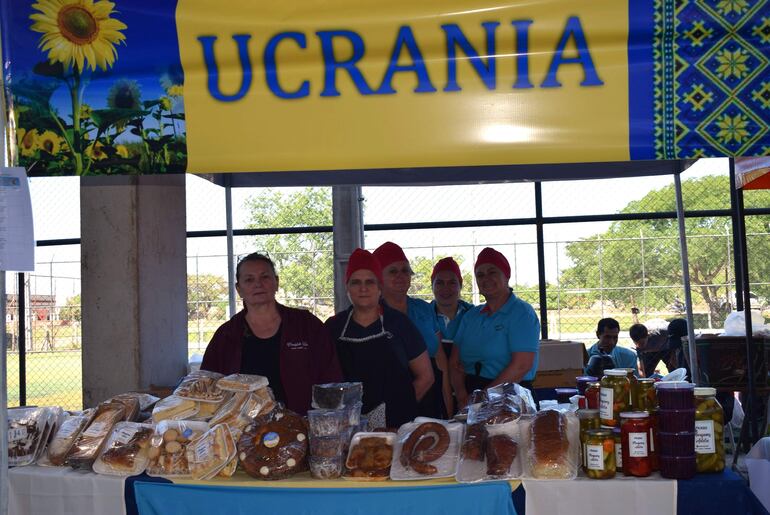 La colectividad de Ucrania, residentes en Itapúa llegaron a Paraguarí para participar del festival gastronómico.