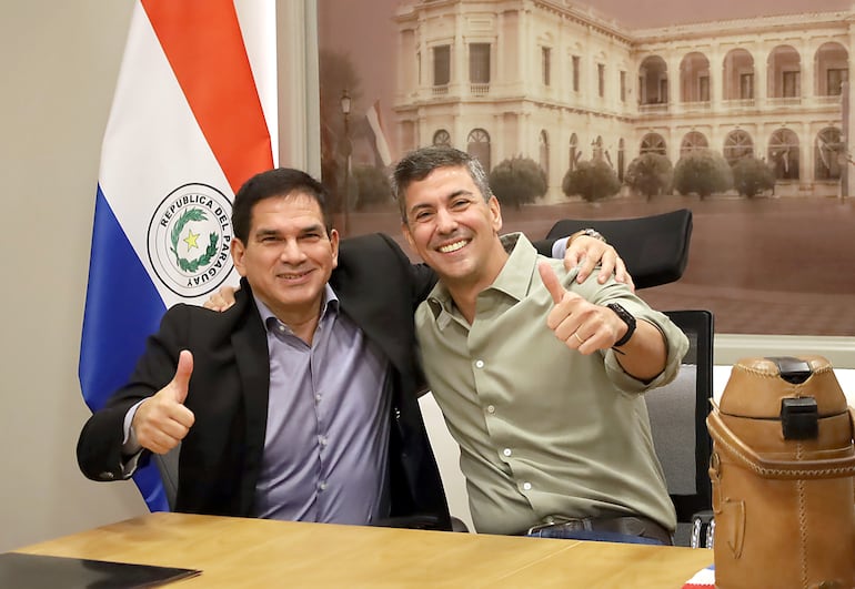 Juan Carlos Baruja, ministro de Urbanismo, y el presidente Santiago Peña. El Gobierno avanza en la implementación del programa Che Róga Porã.
