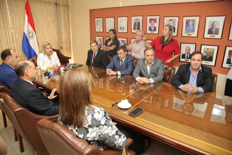 Reunión de la Bancada Colorada Independiente de la Cámara de Senadores, liderada por Lilian Samaniego.