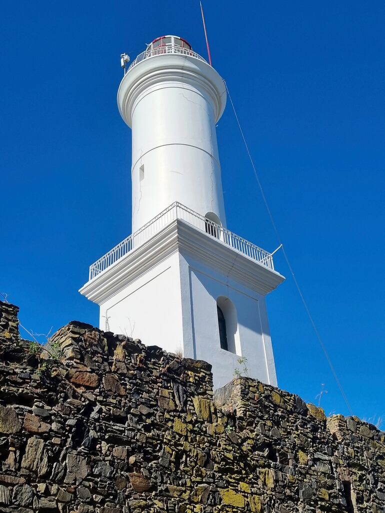 Ubicado en el extremo sur de la península de Colonia, este histórico faro ofrece a los visitantes una vista panorámica impresionante de la ciudad y sus alrededores. 