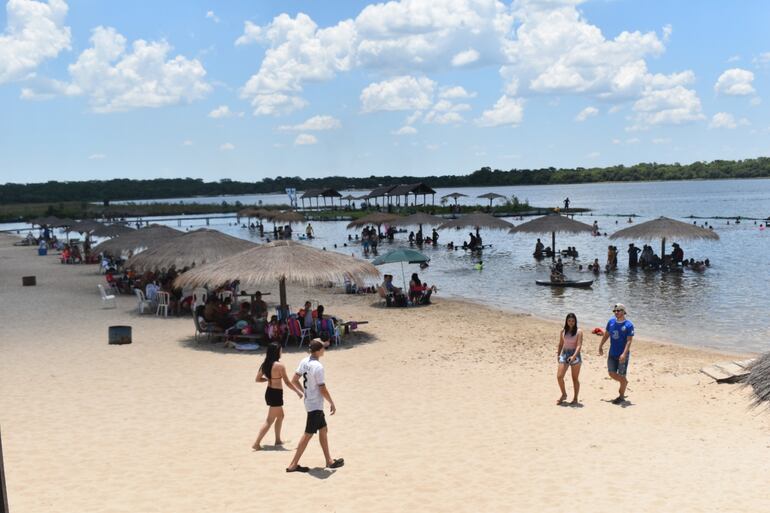 Buena música y playa en el festival Laguna Blanca.