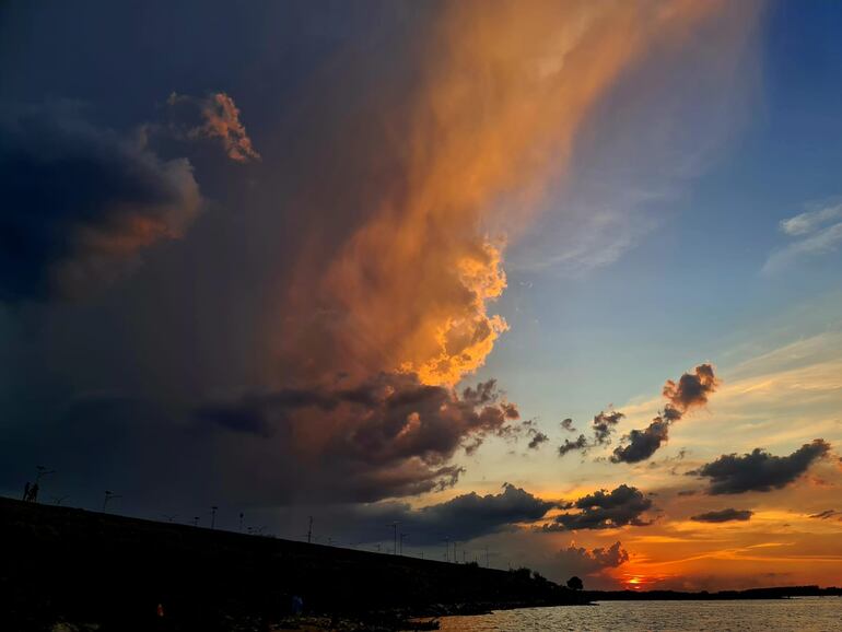 Río Paraguay con el cielo nublado