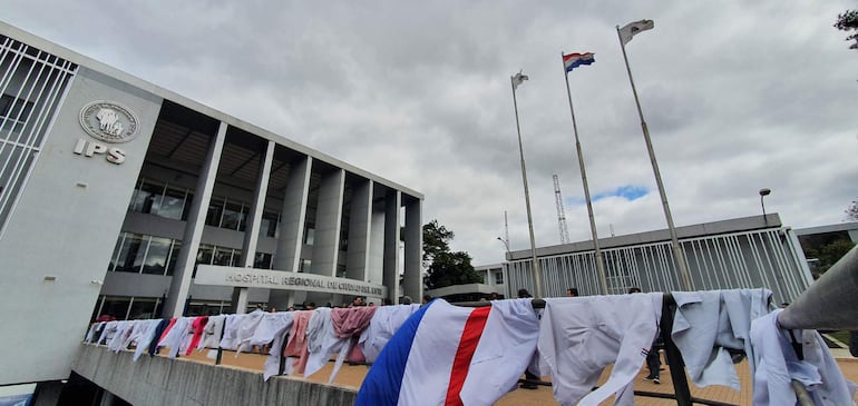 Los médicos de IPS de Ciudad del Este colgaron sus batas.