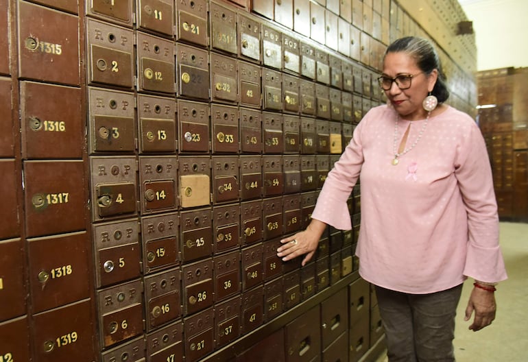 María Luisa Solís muestra las casillas del correo más antiguas. Comentó que hace poco, un ciudadano encontró la casilla que usaba su abuelo y su papá, y ahora lo utiliza él. 