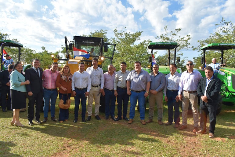 Autoridades departamentales y municipales durante la presentación de las maquinarias viales y agrícolas para el Guairá.