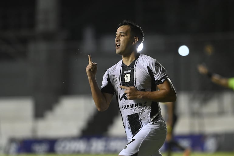 Néstor Camacho, jugador de Tacuary, celebrando su gol ante Trinidense.