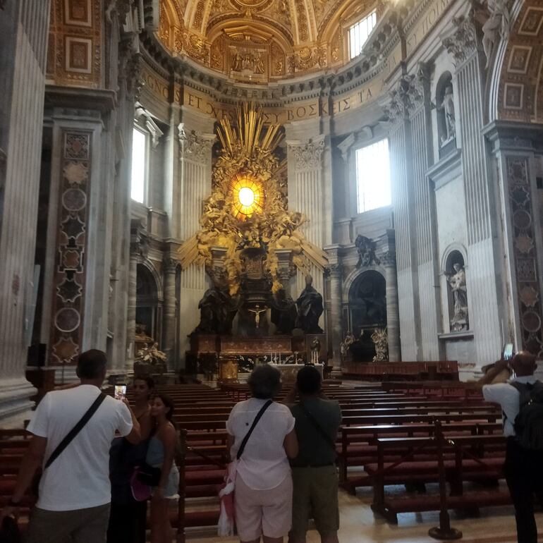 Justo al pasar el baldaquino, donde están los restos de San Pedro se encuentra el altar papal.