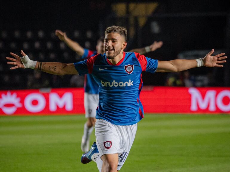 Iván Leguizamón, jugador de San Lorenzo de Almagro, festeja un gol en el partido frente a Chacarita por la Copa Argentina 2024 en el estadio Brigadier López, en Santa Fe, Argentina.