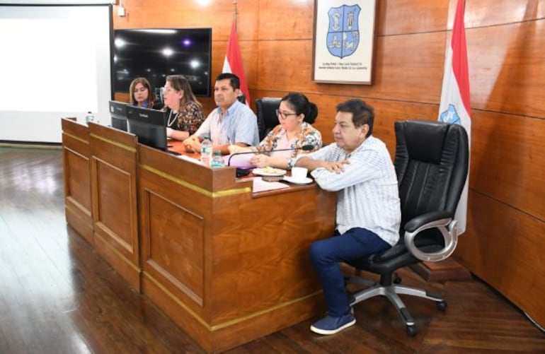 Concejal Javier Pintos (ANR) encabezó la presentación del proyecto de ordenanza relacionado a frigoríficos de Tablada Nueva. (gentileza).