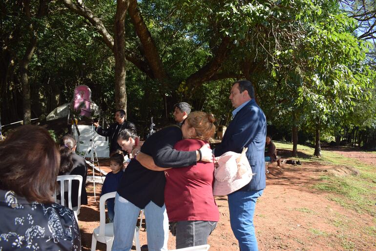 Momento en que una de las madres que denunció el abuso sexual de su hija recibe apoyo de otras madres presentes en el acto de recordación de la muerte de Felicita.