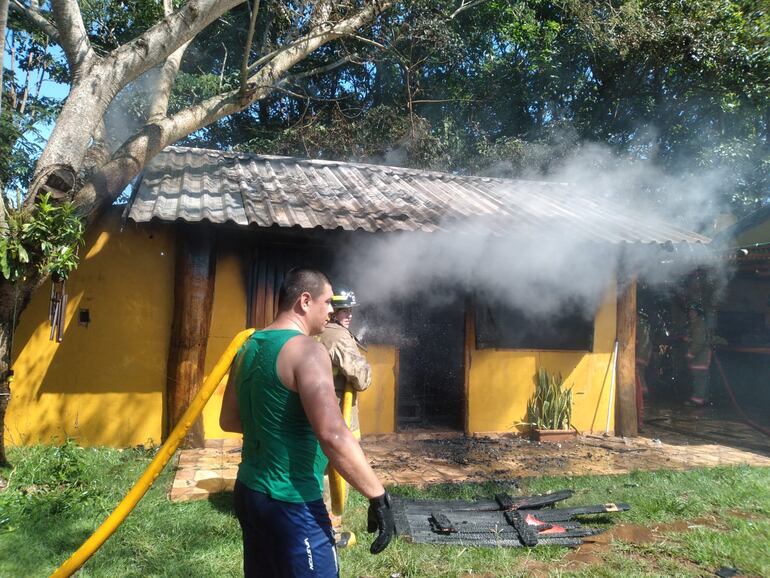 Bomberos voluntarios con ayuda de vecinos lograron controlar el incendio y rescatar a la víctima.