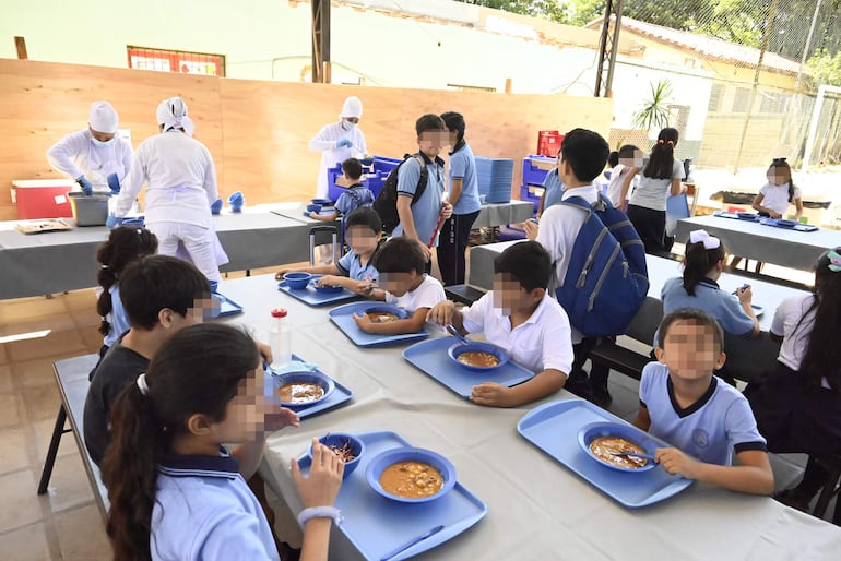 Niños almuerzan en el tinglado de la escuela básica R.I. 3 Corrales de Fernando de la Mora.