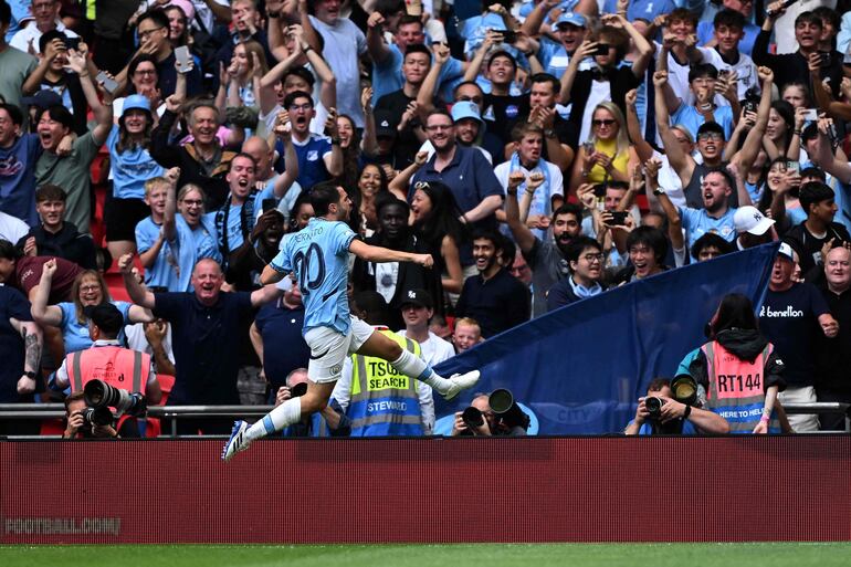 El portugués Bernardo Silva, jugador del Manchester City, festeja un gol en el partido frente al Manchester United en la final de la Community Shield en el estadio de Wembley, en Londres, Inglaterra. 