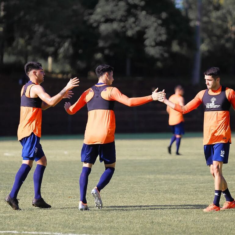 Jugadores del Sportivo 2 de Mayo celebrando uno de los goles en la victoria ante Tacuary.