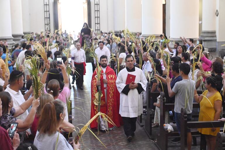 Celebración del Domingo de Ramos en el interior del templo de Nuestra Señora de la Encarnación.