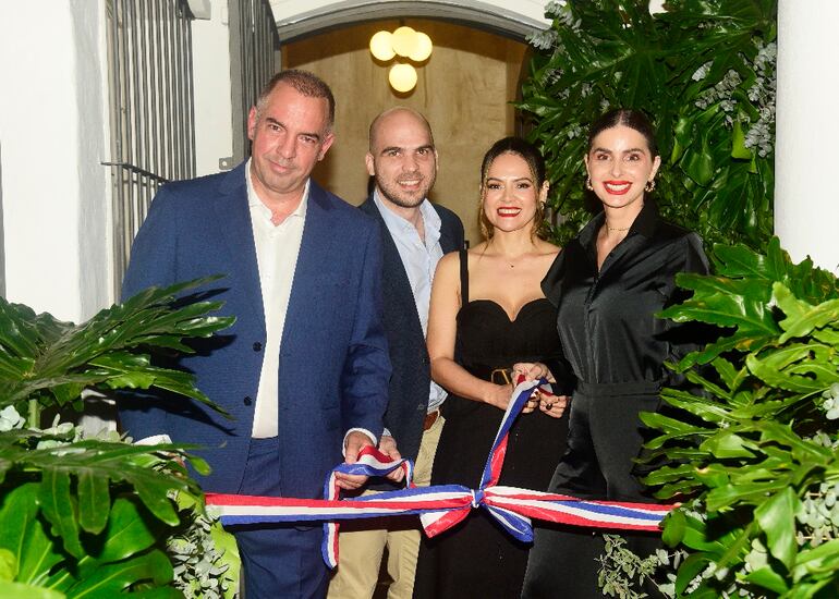 Lisandro Guaranta, Guillermo Carron, Romina Cáceres y Leticia Pane en la inauguración de Century 21 Capital.