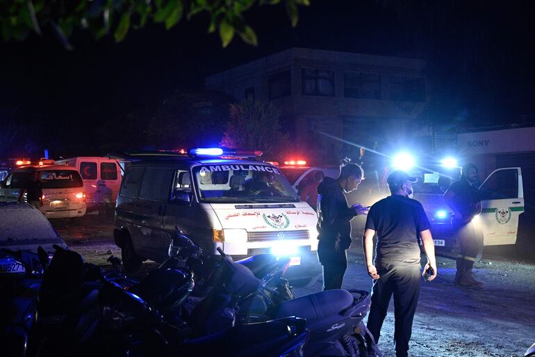 Ambulancias y personal de emergencia cerca del hospital universitario Rafik Hariri, en Beirut, el lunes luego de un bombardeo israelí.