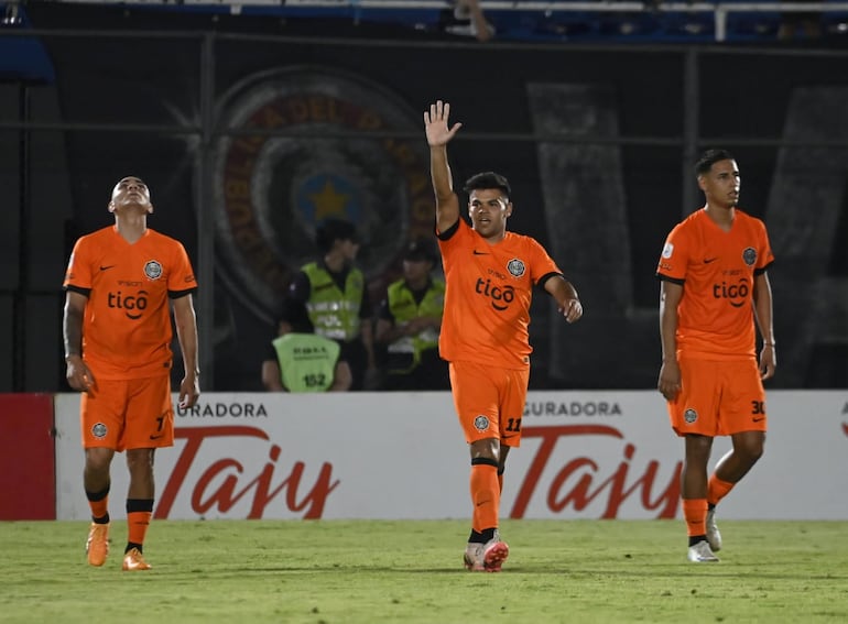 Rodney Redes (c) anotó el gol del triunfo de Olimpia