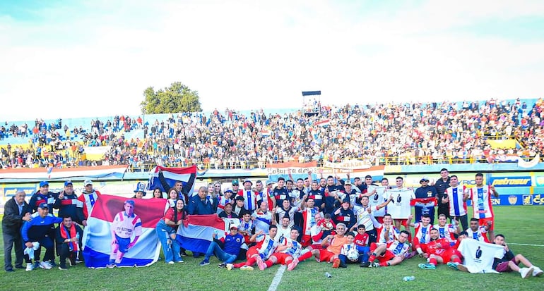 Los integrantes del plantel del 25 de Noviembre en plena celebración en el estadio del Sportivo Luqueño.