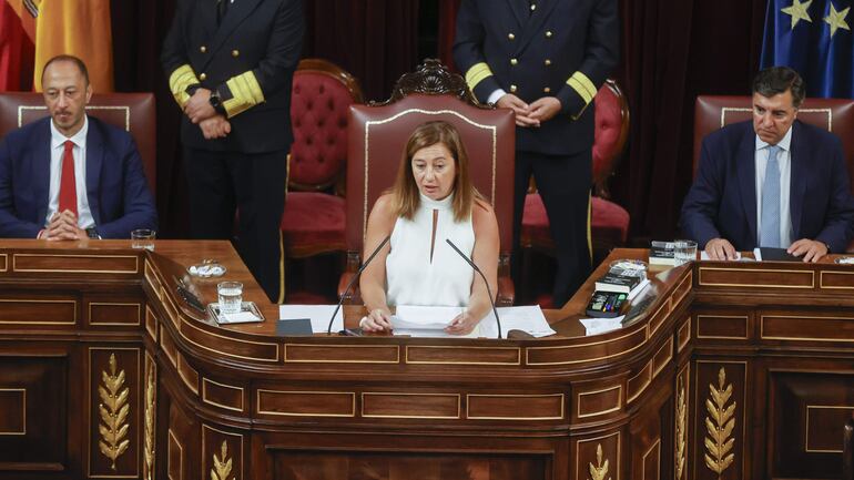 MADRID, 17/08/2023.- La recién elegida presidenta del Congreso, la socialista balear Francina Armengol, sentada en su puesto de la Cámara Baja y flanqueada por los vicepresidentes primero, Alfonso Rodríguez Gómez de Celis (i) y segundo, José Antonio Bermúdez de Castro, en su primer acto durante la sesión constitutiva de las Cortes Generales de la XV Legislatura, este jueves en Madrid. (EFE)
