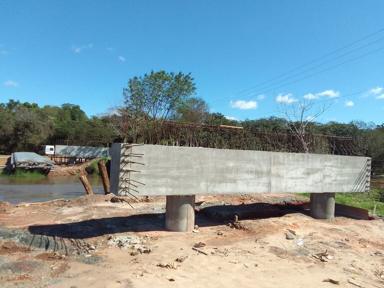 Los pilotes de ambas cabeceras de la pasarela en su etapa final de construcción ya están completamente terminados