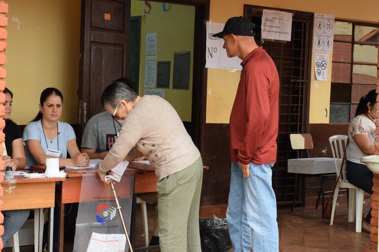 Una electora depositando su voto en el local de la Escuela del Centro Urbano.
